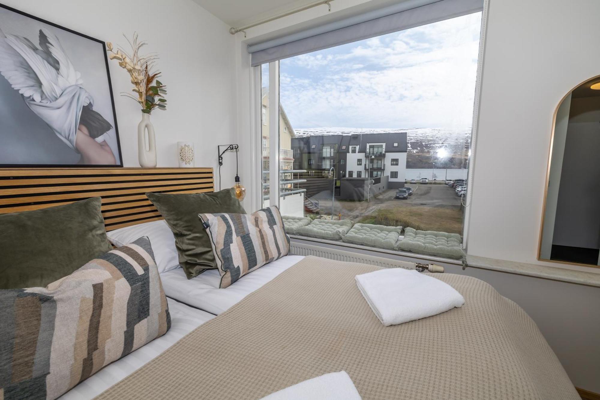 Charming Deluxe Apartment Akureyri Room photo