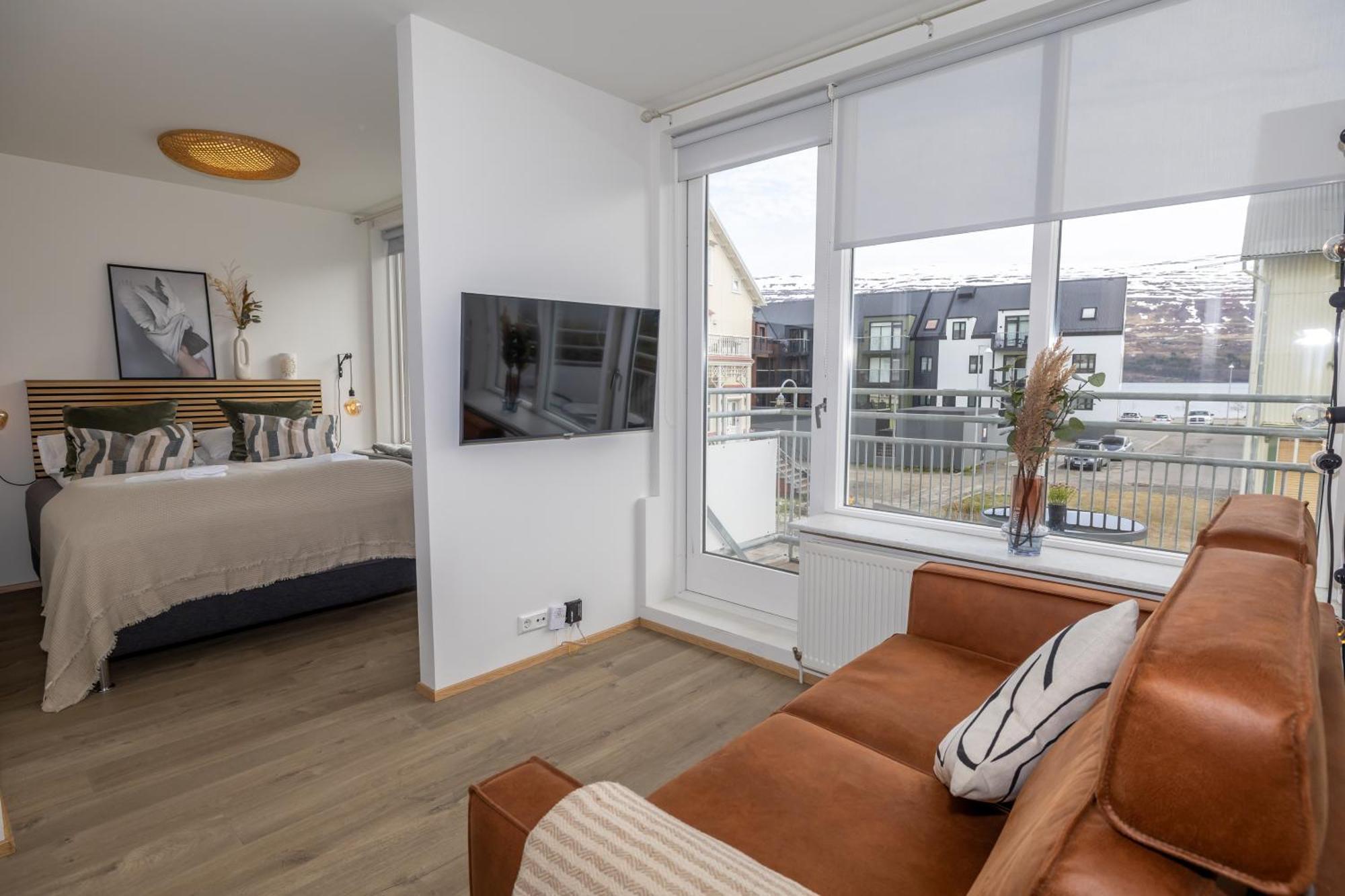 Charming Deluxe Apartment Akureyri Room photo