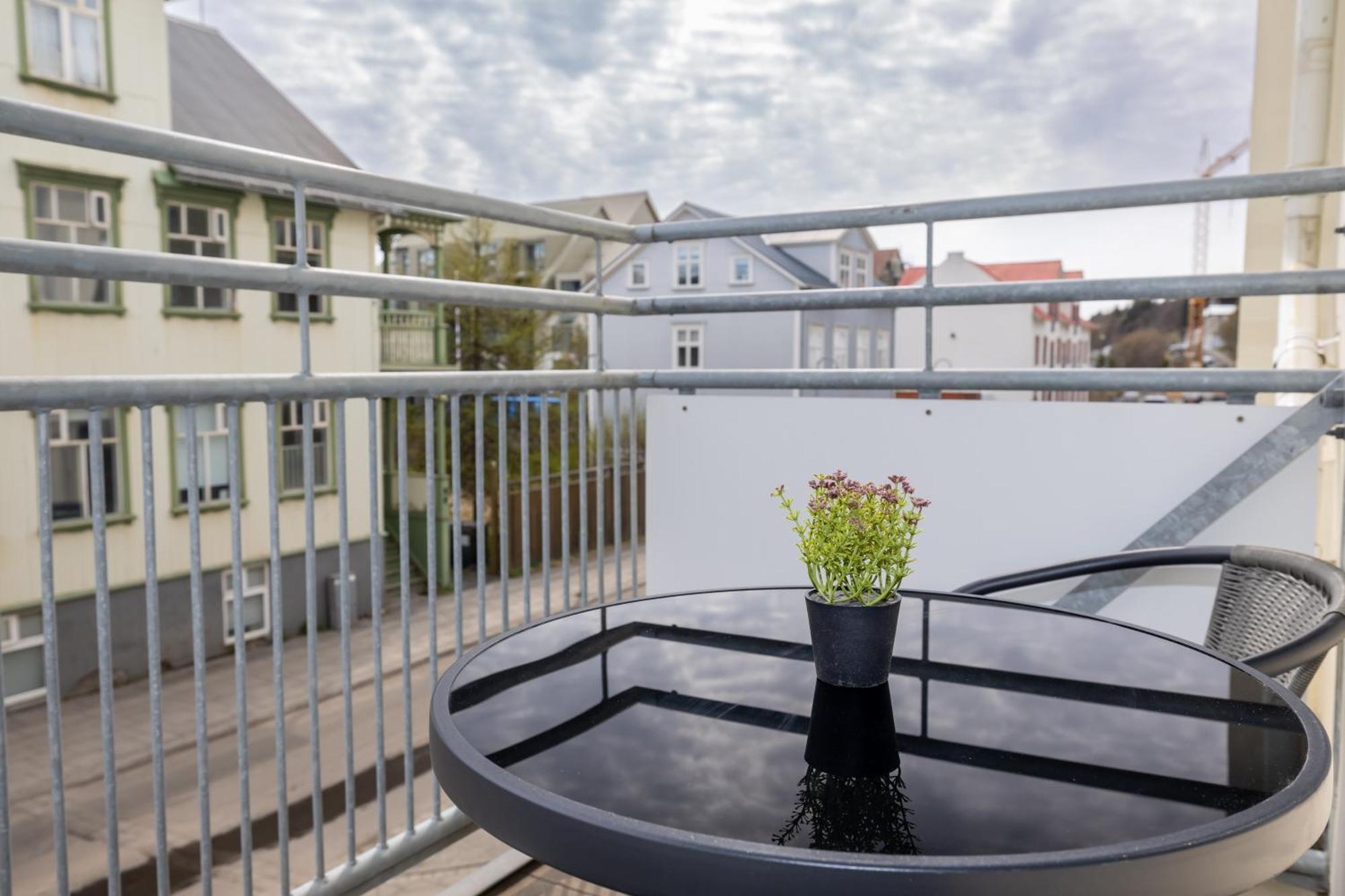 Charming Deluxe Apartment Akureyri Room photo